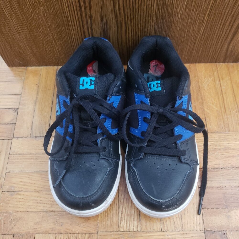Kids Boy's DC Skateboard Shoes Runners Size 2